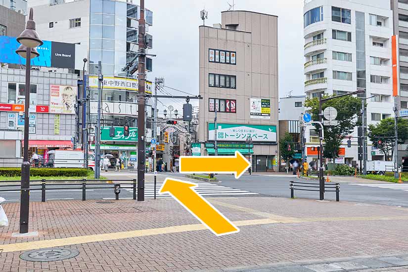 02 交差点を対角にわたり、右に曲がります