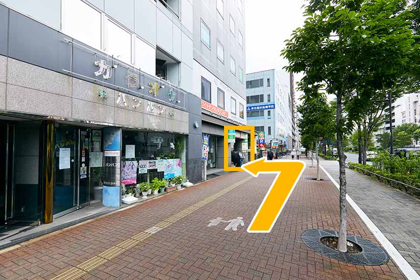 03 少し進むと左手側に見えるビルの8Fに当院があります